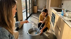 Bicarbonato nel secchio: il trucco semplice per pavimenti più puliti e senza cattivi odori