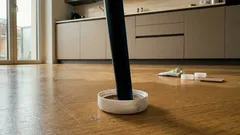 Metti i tappi di bottiglia sotto le sedie: il trucco anti-graffi che funziona davvero