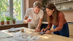 Microrobot più piccoli di un granello di sale: come riescono a pensare e muoversi nei liquidi