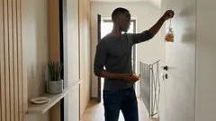 Appendi bucce d’arancia secche alla porta: il trucco naturale per profumare l’ingresso