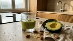 Frullato avocado e mandorle: ricetta cremosa e saziante pronta in 2 minuti