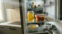 Il trucco del barattolo con scorze di limone e alcool per togliere i cattivi odori dal frigo